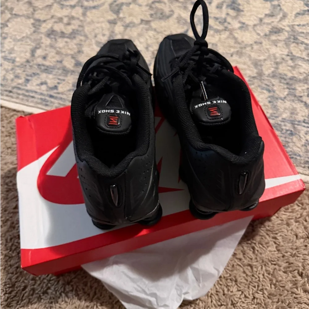 Nike Shox Men's Black Sneakers - Picture 2 of 9